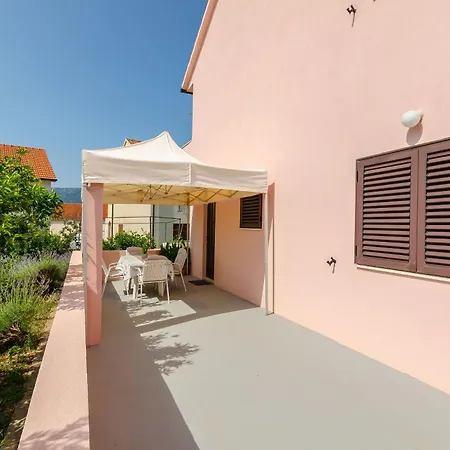 アパート Lavcevic